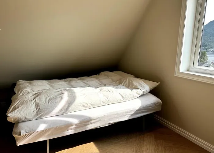 Cozy Penthouse Retreat With Amazing Views 아파트